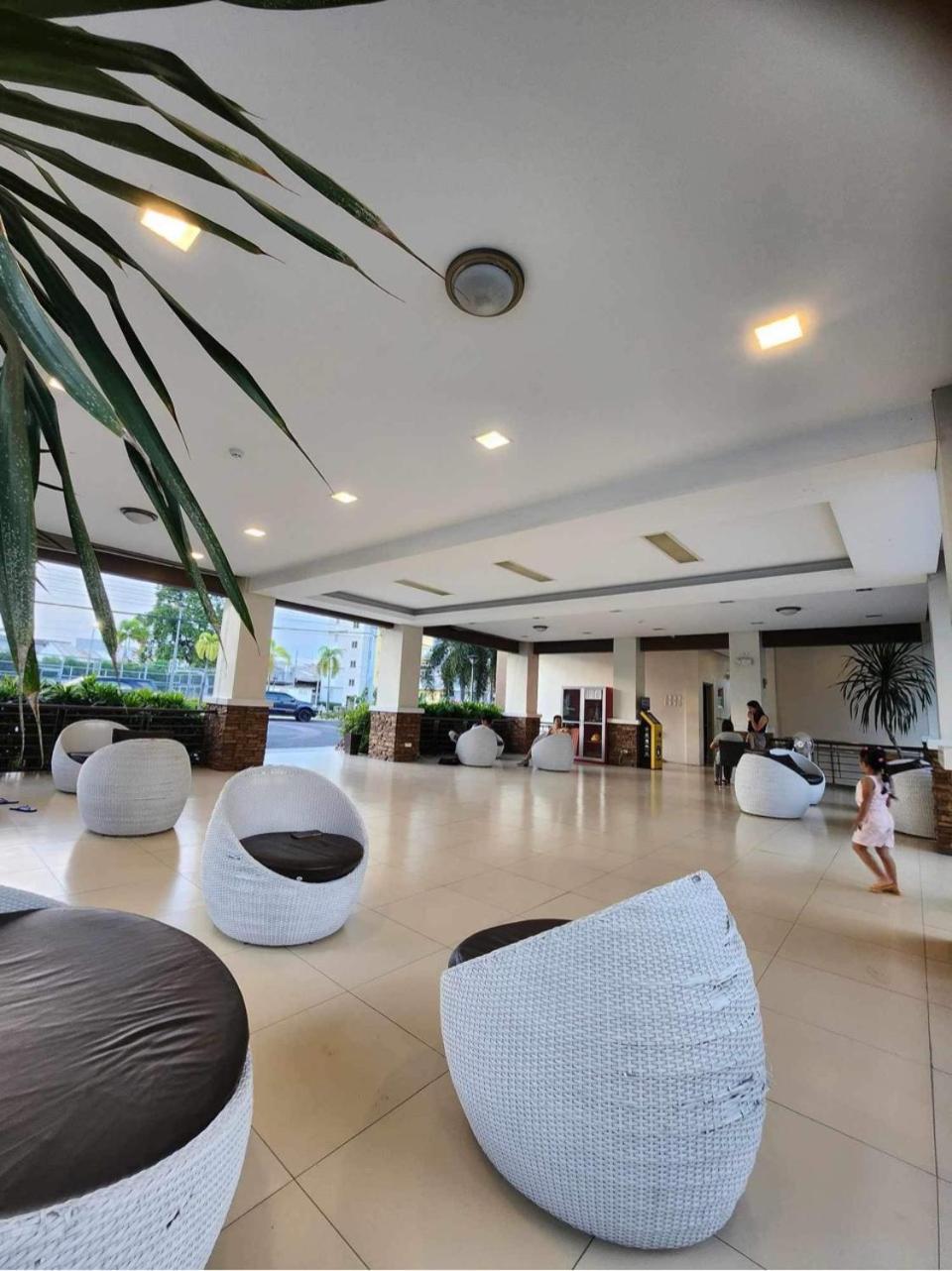 8 Spatial Condominium Davao Stadt Exterior foto